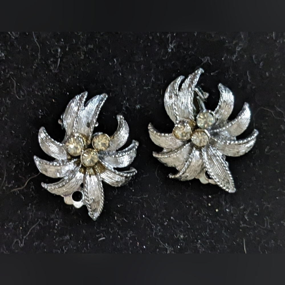 Vintage costume jewelry rhinestone leaves clip-on earrings, T2B2B